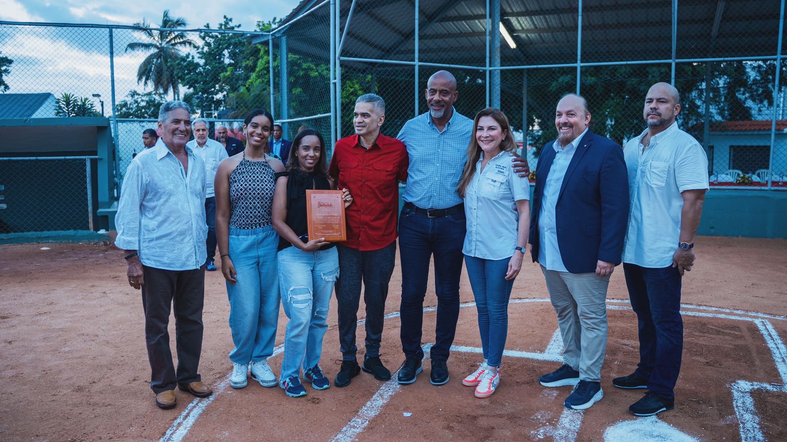 Liga de la Farándula inaugura el 55º Torneo de Sóftbol en honor a la alcaldesa Carolina Mejía