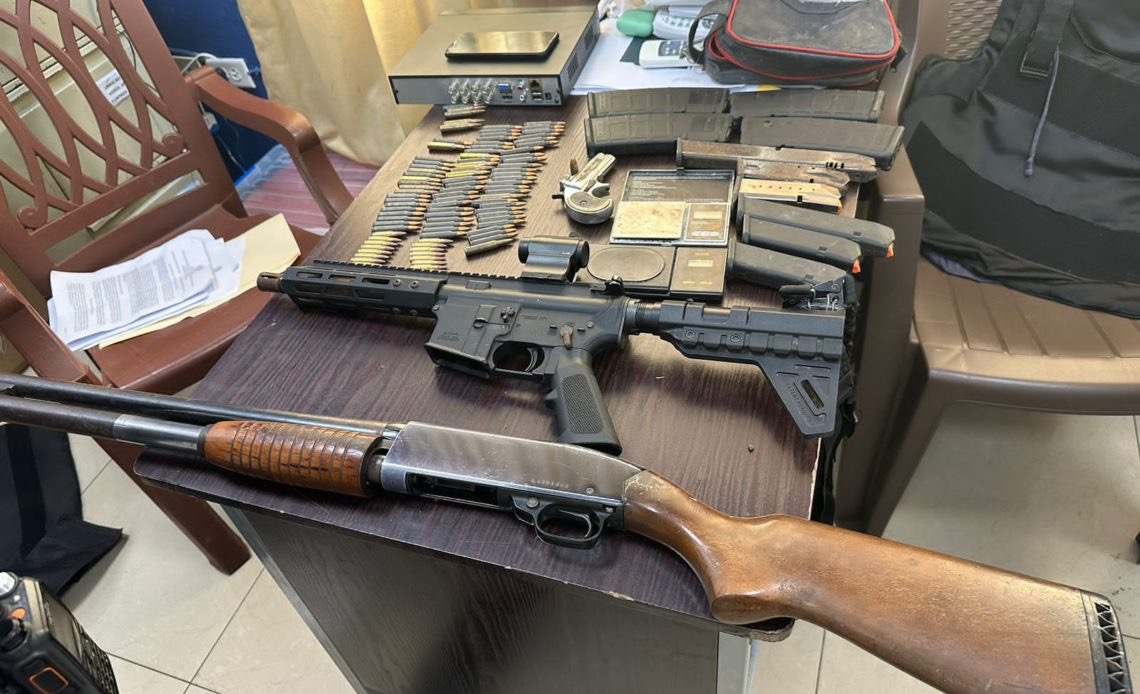 Ocupan fusil, escopeta y decenas de municiones en allanamientos conjuntos