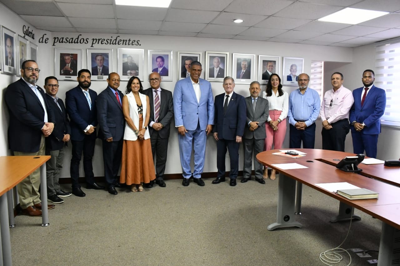 Industriales de Herrera, periodistas  e influencer de Santo Domingo Oeste sumados a “De vuelta al Barrio” contra flagelos sociales