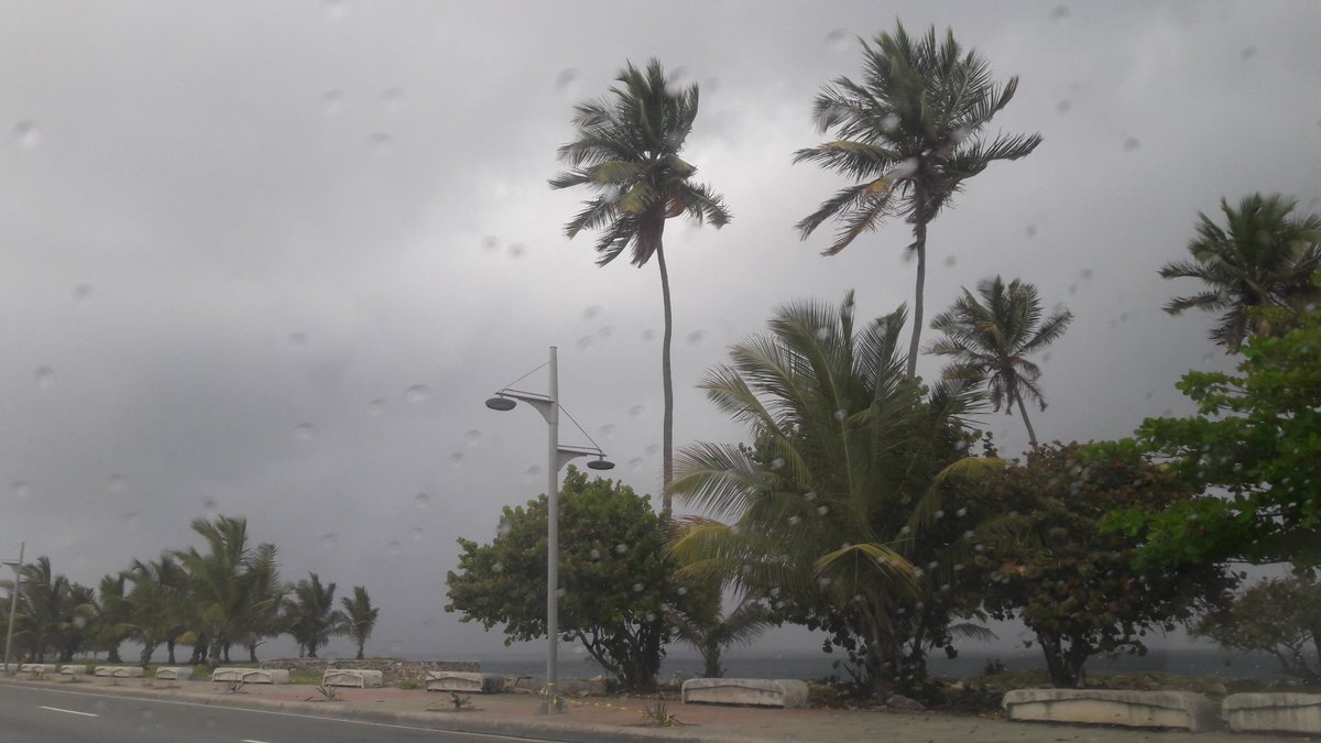 Continuamos bajos los efectos de la vaguada que se desprende del Huracán Lee. Temperaturas calurosas