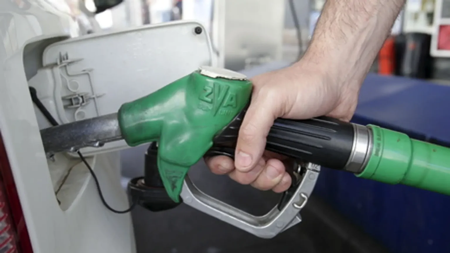Con más de 800 millones de pesos, gobierno vuelve a frenar alza de combustibles