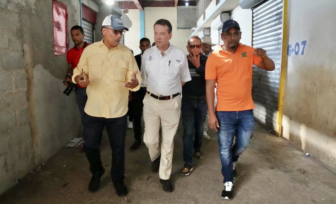 Ito Bisonó recorre mercado binacional de Dajabón con comerciantes, autoridades civiles y militares