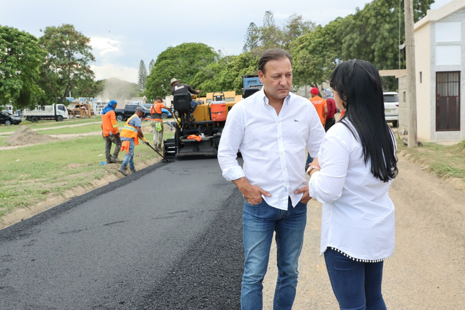 Alcalde Abel Martínez realiza supervisión del asfaltado en calles interiores y remozamiento capilla cementerio El Ingenio