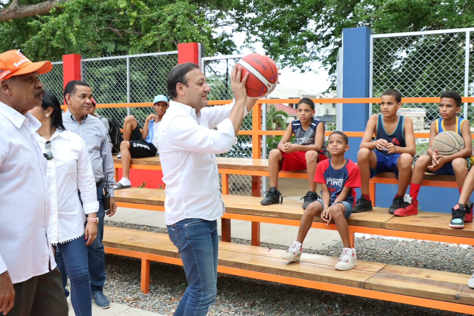 Abel Martínez entrega moderna cancha y reafirma compromiso con la juventud de Santiago y el país