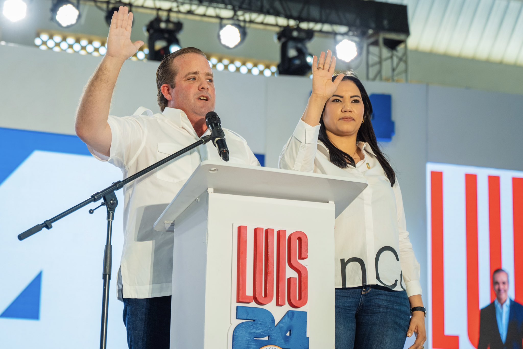 PRM juramenta a diputada Fabiana Tapia; legisladora afirmó se va al partido de la democracia