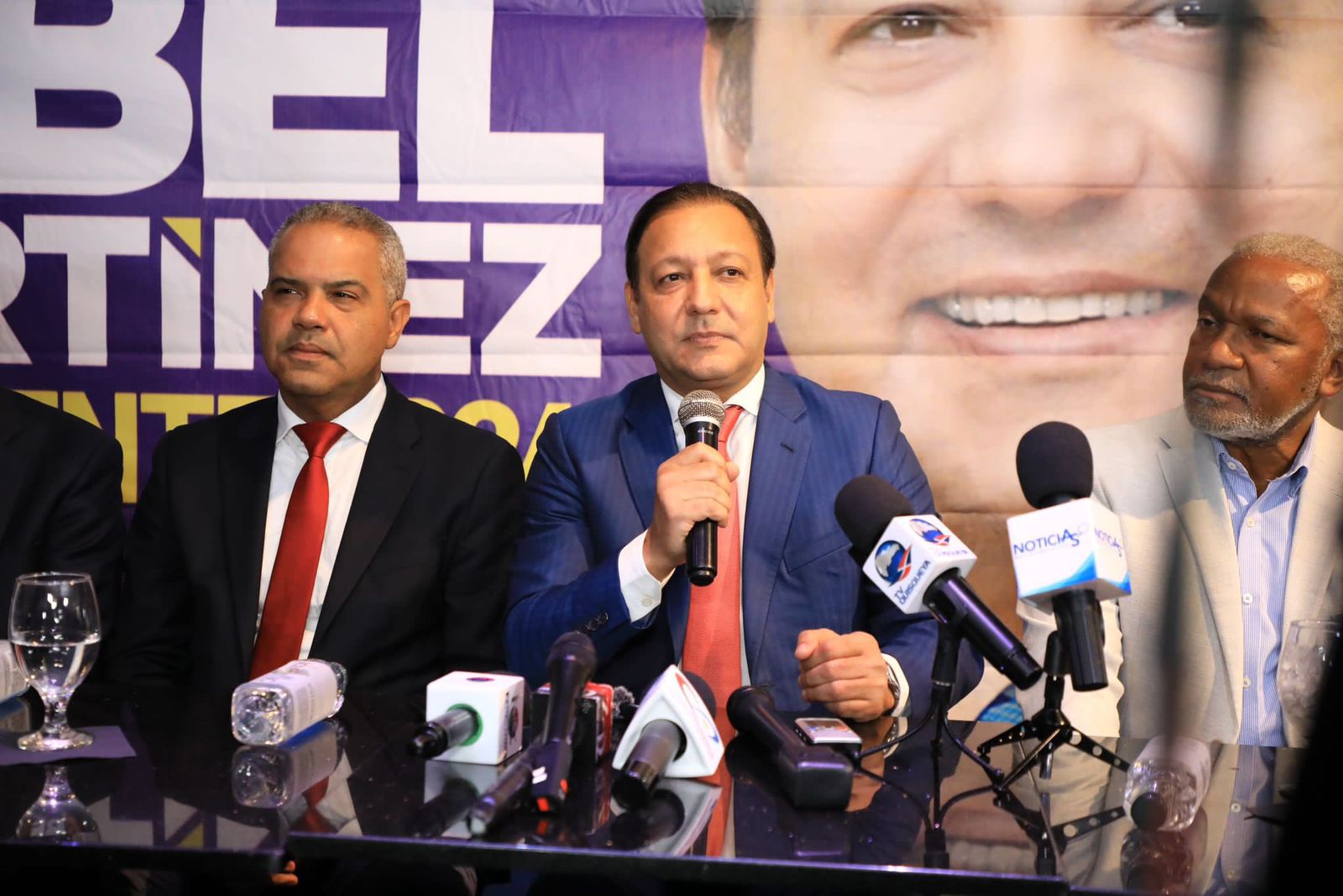 Abel Martínez llega a Nueva York; dice degradación de servicios es la marca del PRM