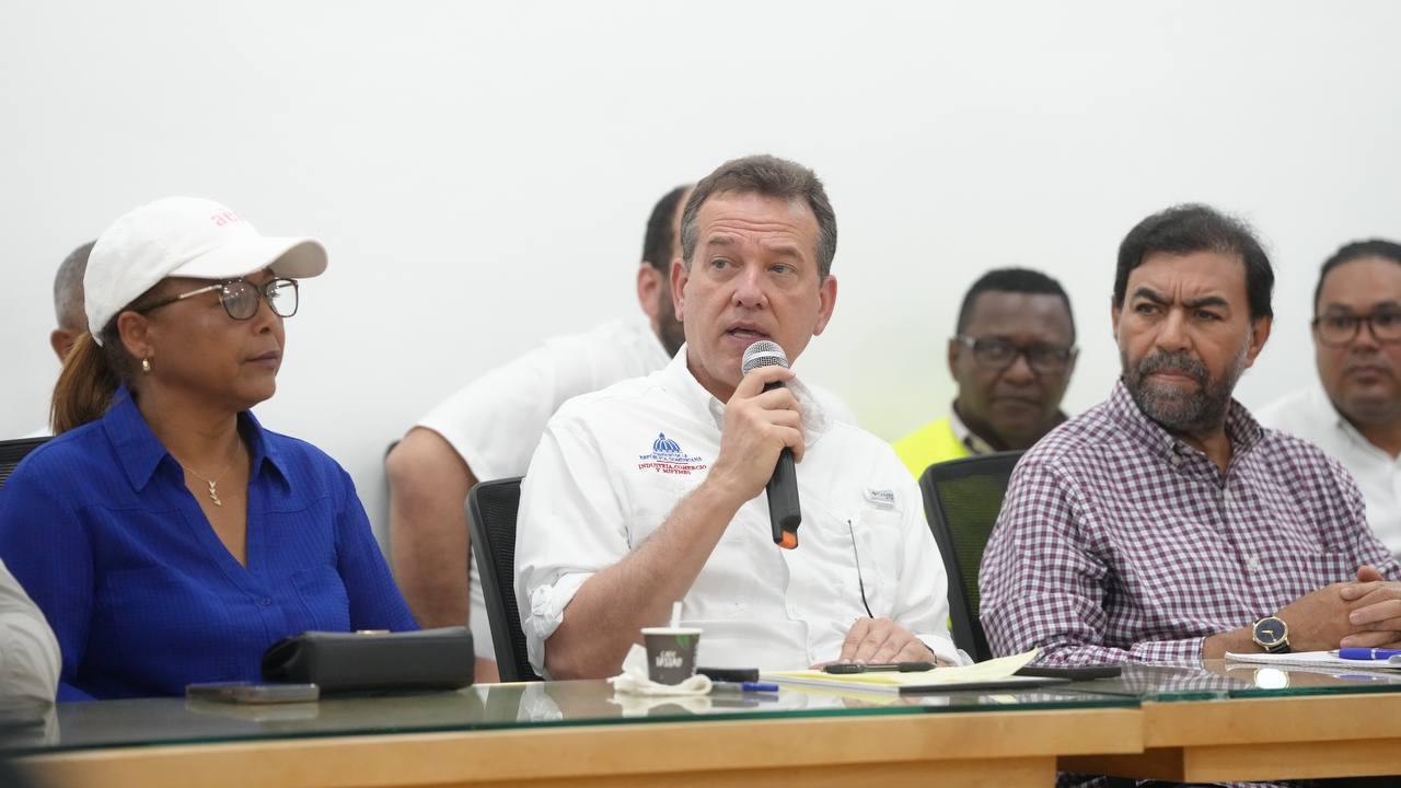 Ministro Ito Bisonó anuncia sesión permanente con comerciantes de la frontera