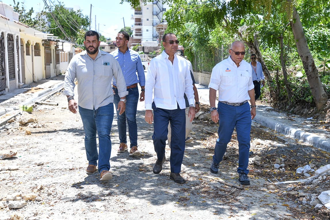 MOPC desarrolla amplio programa de asfaltado y construcción de aceras y contenes en el municipio de SDE