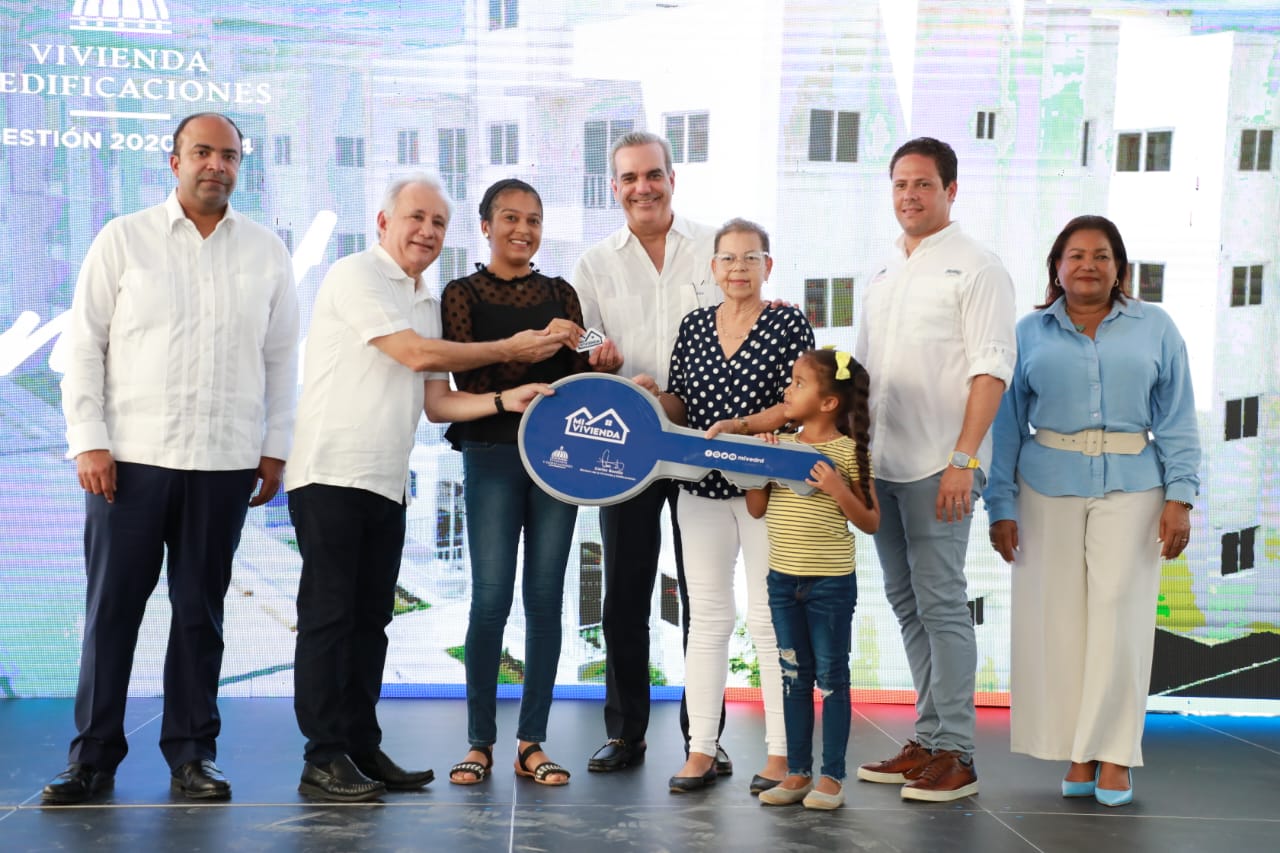Presidente Abinader inaugura centro UASD en Monte Plata y en San Luis entrega 200 apartamentos y el asfaltado de calles, aceras y contenes