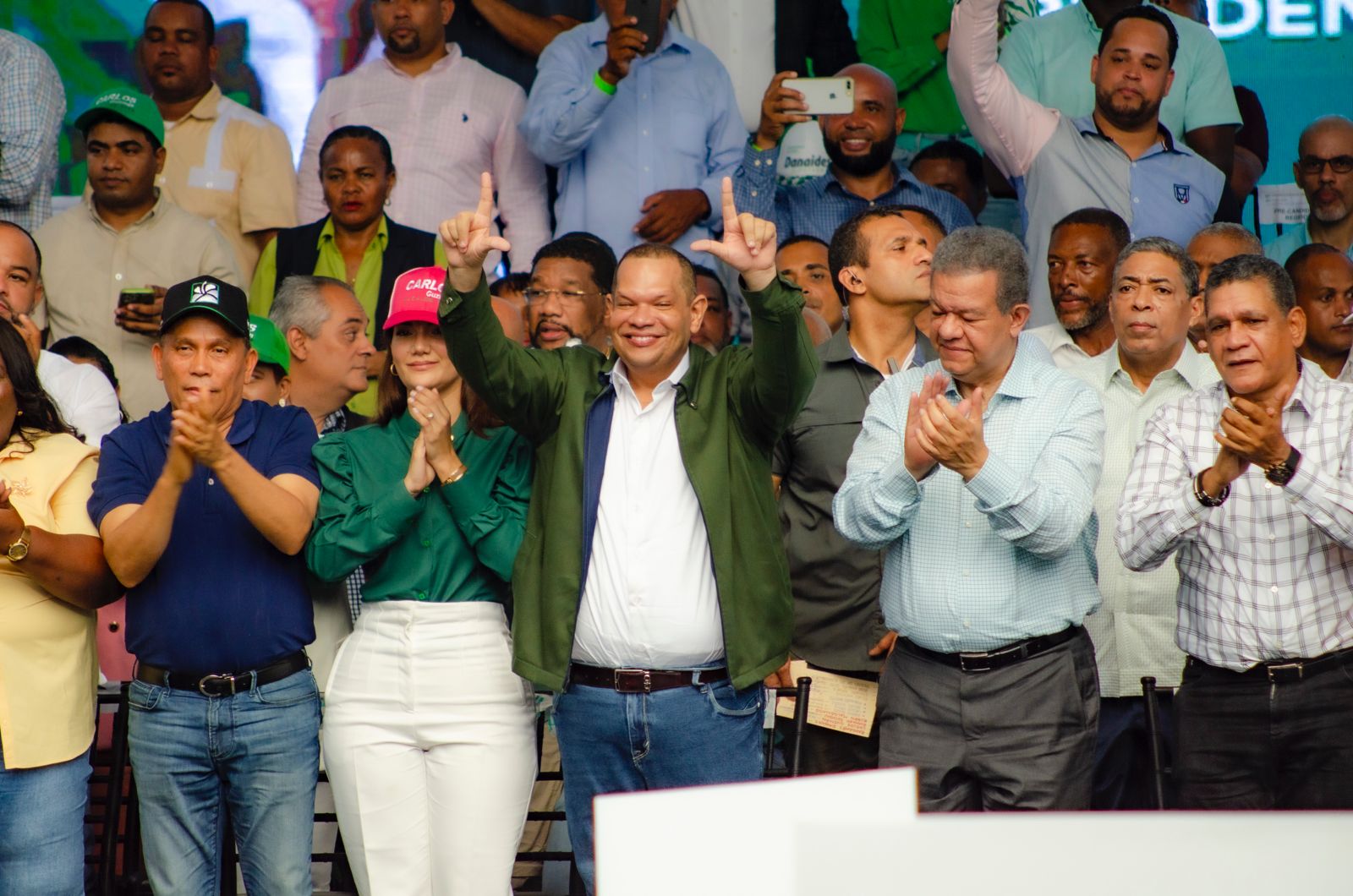 Leonel Fernández proclama oficialmente a Carlos Guzmán como candidato alcalde de SDN