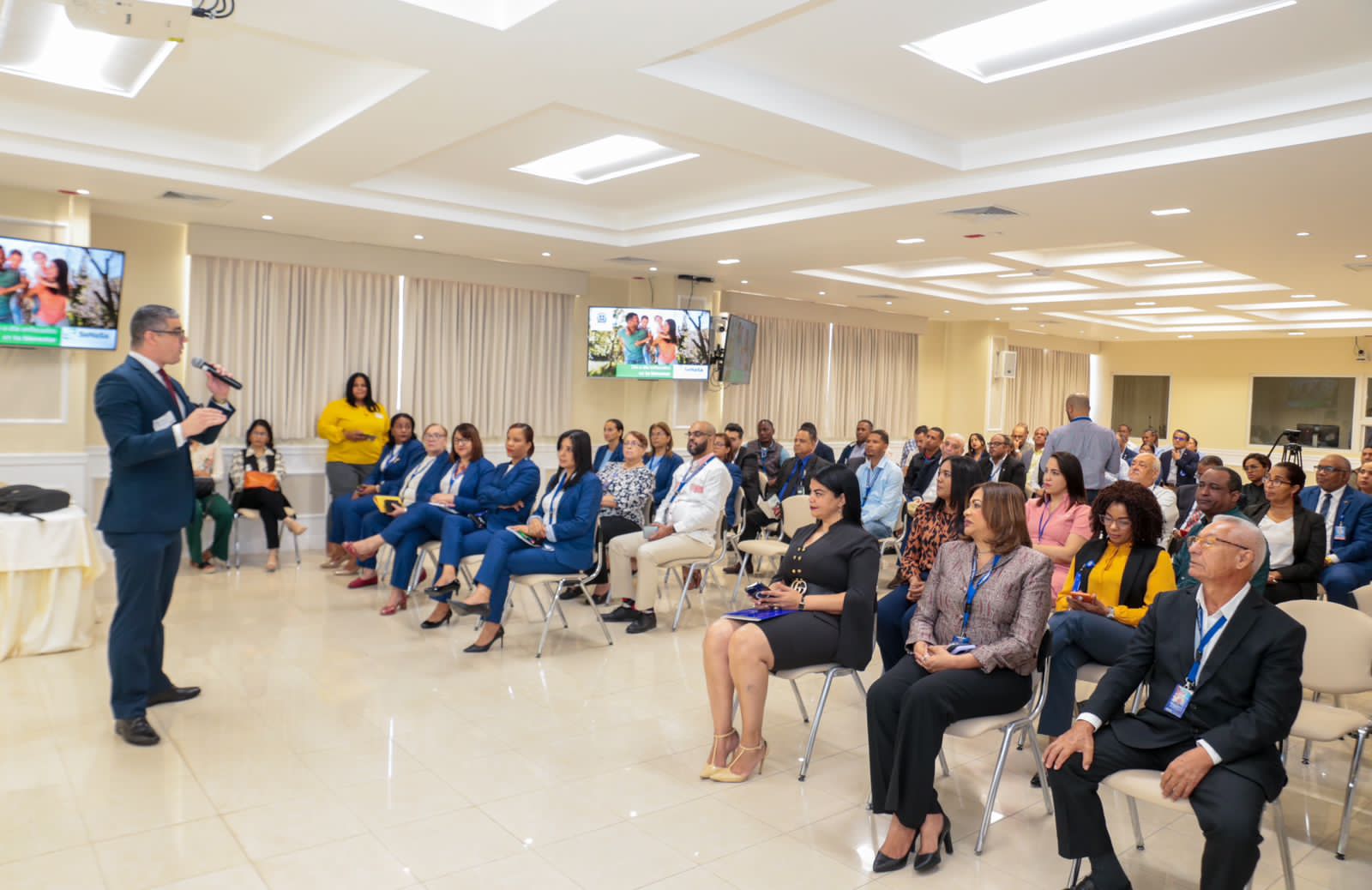 Colaboradores del Senado reciben charla sobre beneficios y cobertura del seguro de salud SENASA