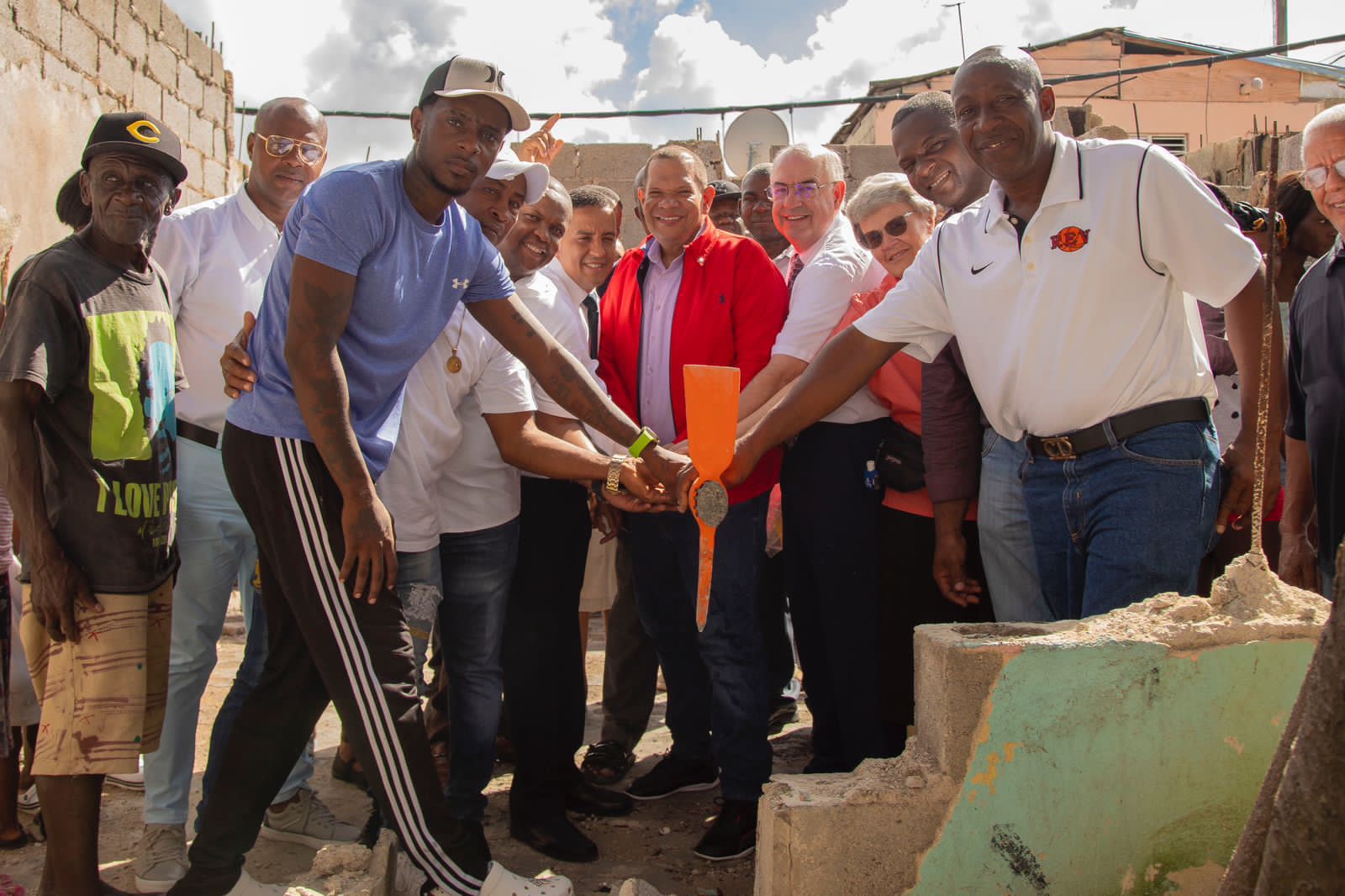 Alcalde Carlos Guzmán acude a llamado de familias de Los Guaricanos perdieron todo tras un incendio