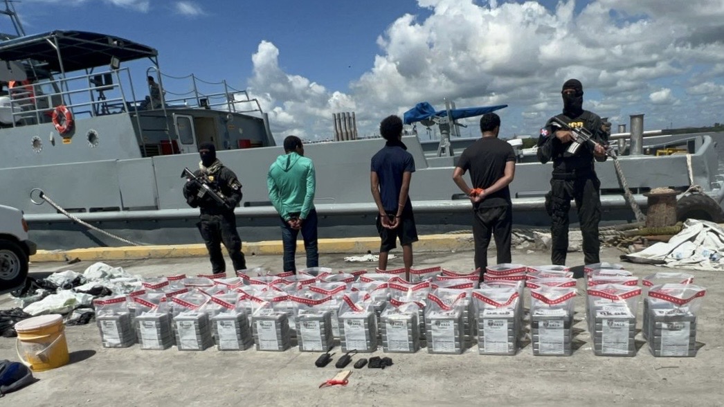 ABORDAN LANCHA EN SPM CON TRES INDIVIDUOS A BORDO; INCAUTAN 300 PAQUETES PRESUMIBLEMENTE COCAÍNA