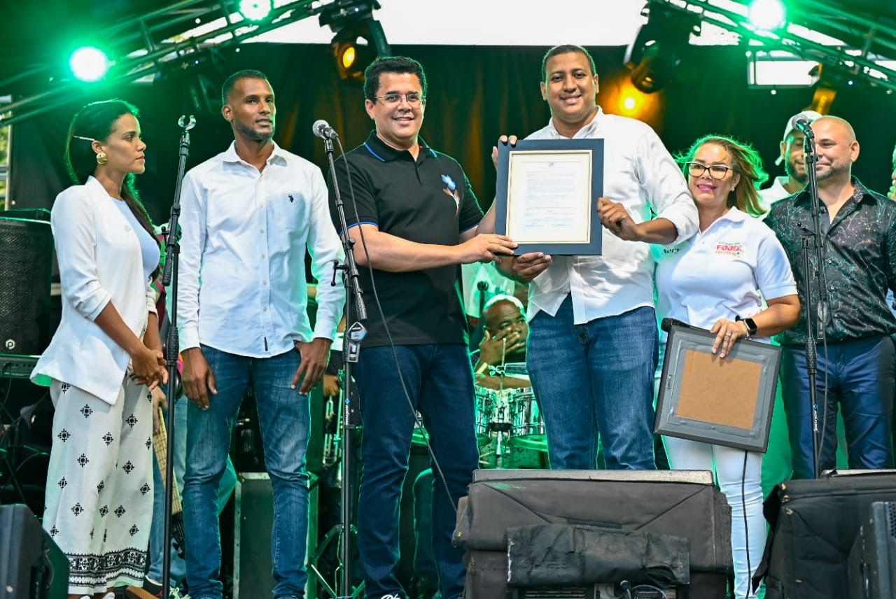 Reconocen a ministro David Collado Hijo Adoptivo de Cabrera