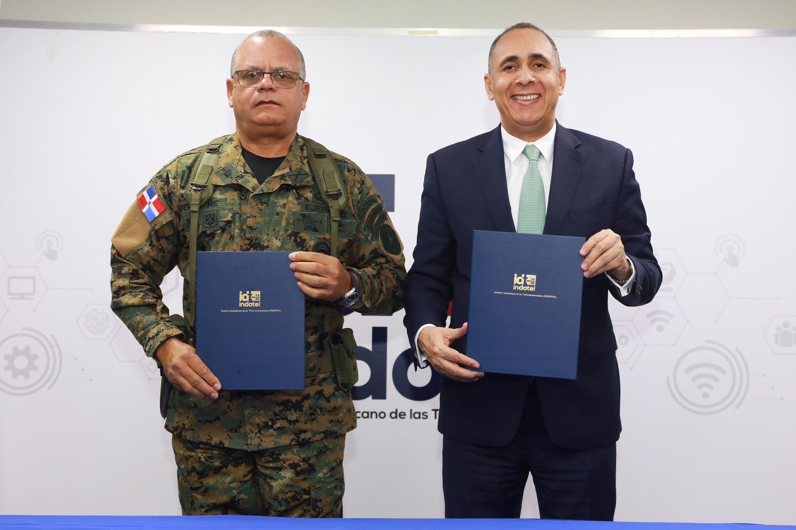 Indotel y el Ejército de la República Dominicana firman acuerdo para instalación de internet satelital en destacamentos de Elías Piña e Independencia