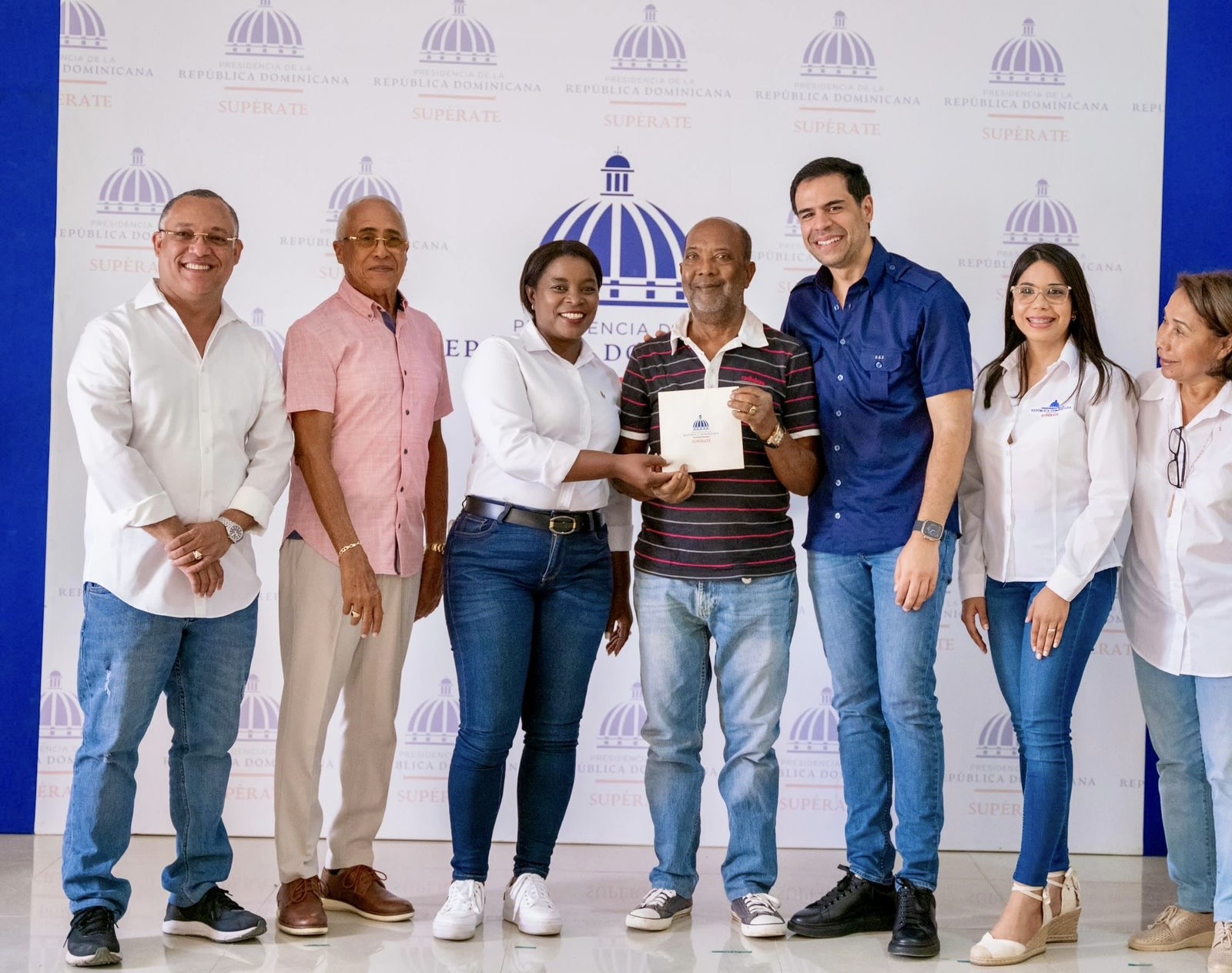 El Gobierno entrega bonos de emergencia a comerciantes de Elías Piña