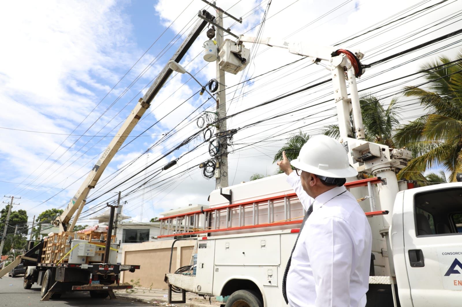 Edeeste instala transformadores y realiza trabajos para resolver problemas eléctricos en Boca Chica