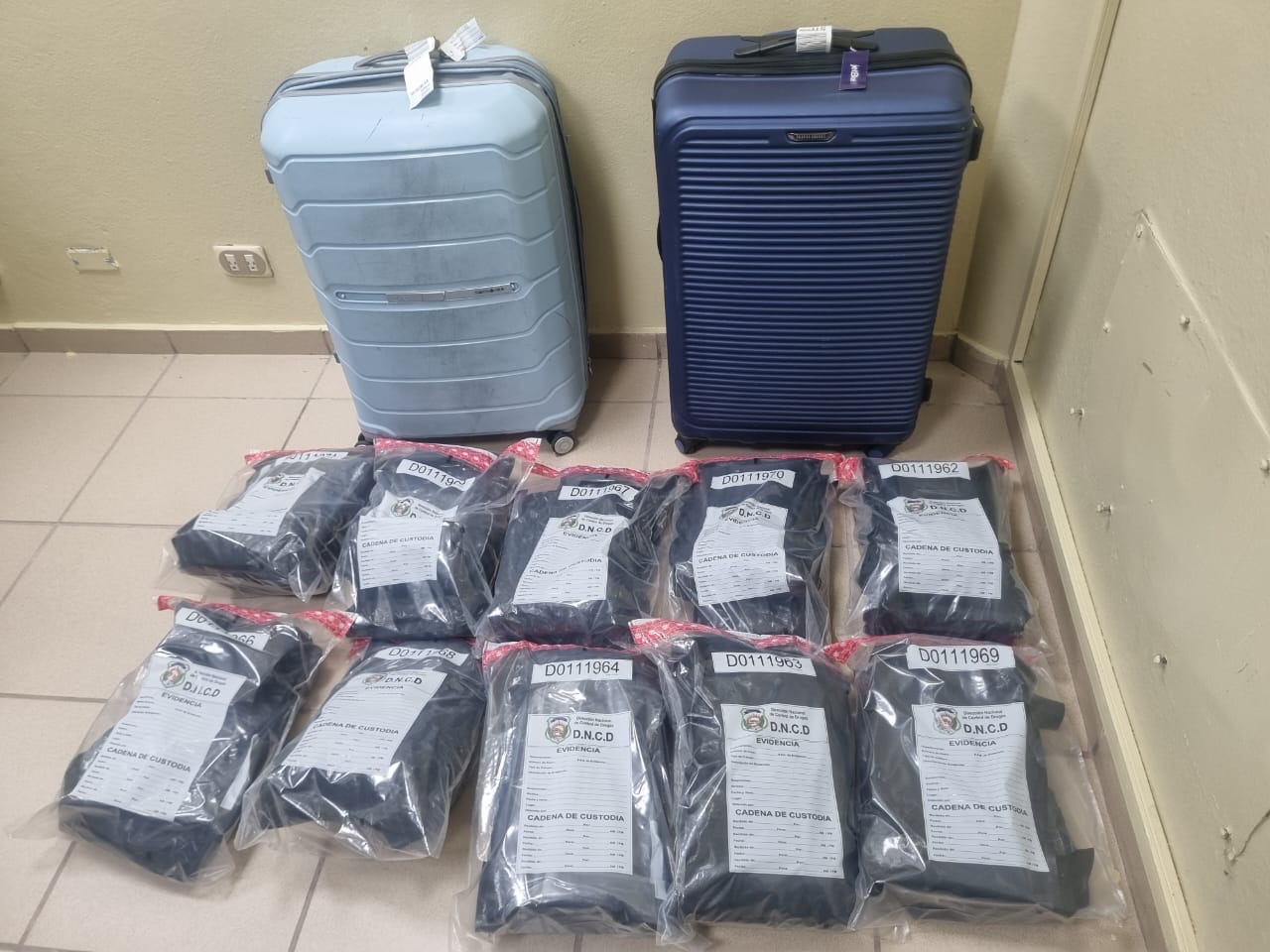 INCAUTAN 21 PAQUETES DE MARIHUANA EN AEROPUERTO INTERNACIONAL DEL CIBAO; ARRESTAN EXTRANJERA