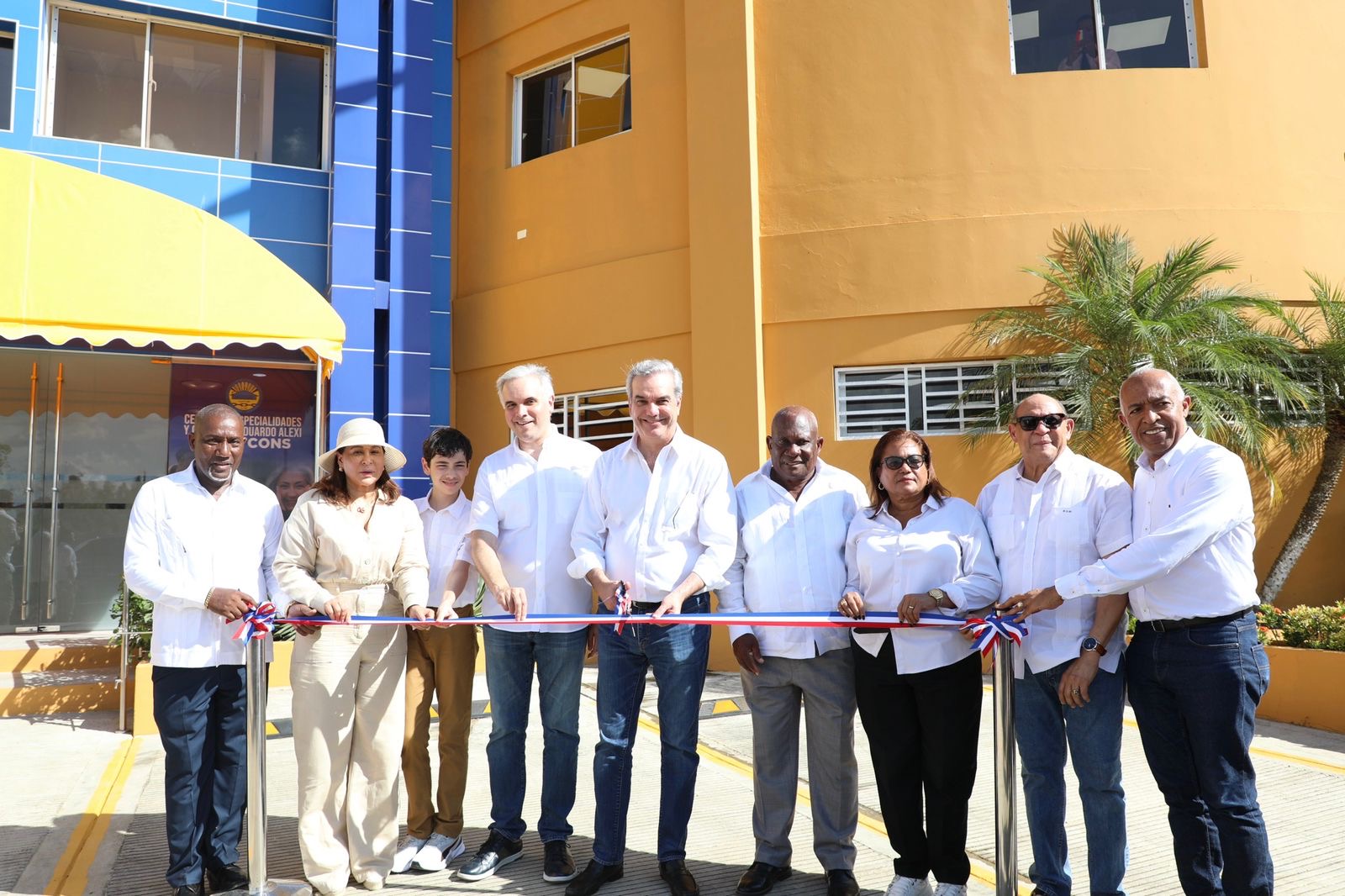 Presidente Abinader inauguró moderno y único Centro de Especialidades y Geriatría que operará en Santo Domingo Este