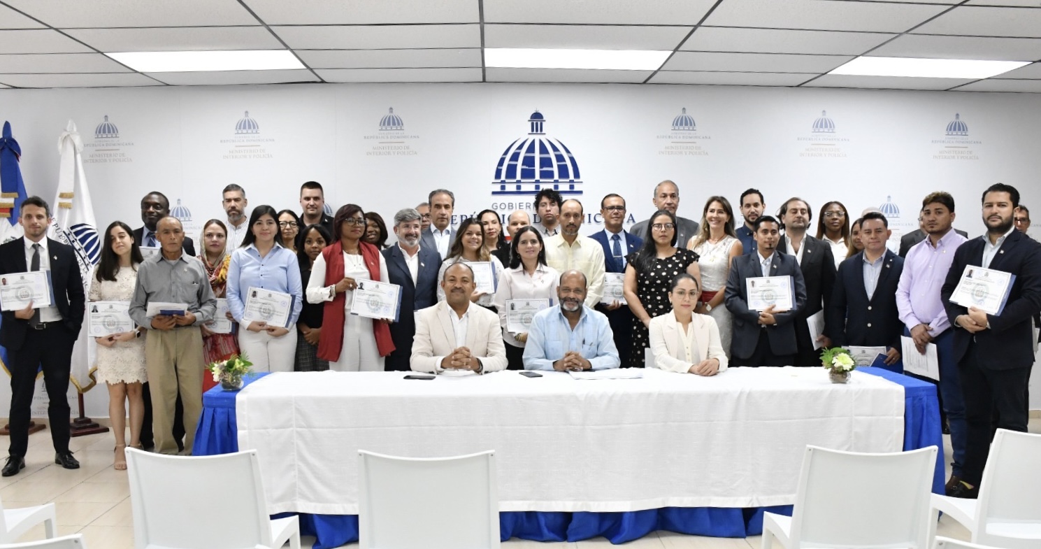 Interior y Policía entrega nacionalidad  a 38  extranjeros más