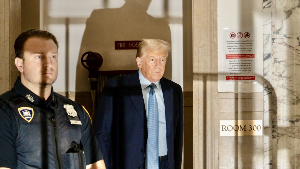 Juez multa con $5,000 a Donald Trump por violar orden de silencio en juicio de Nueva York