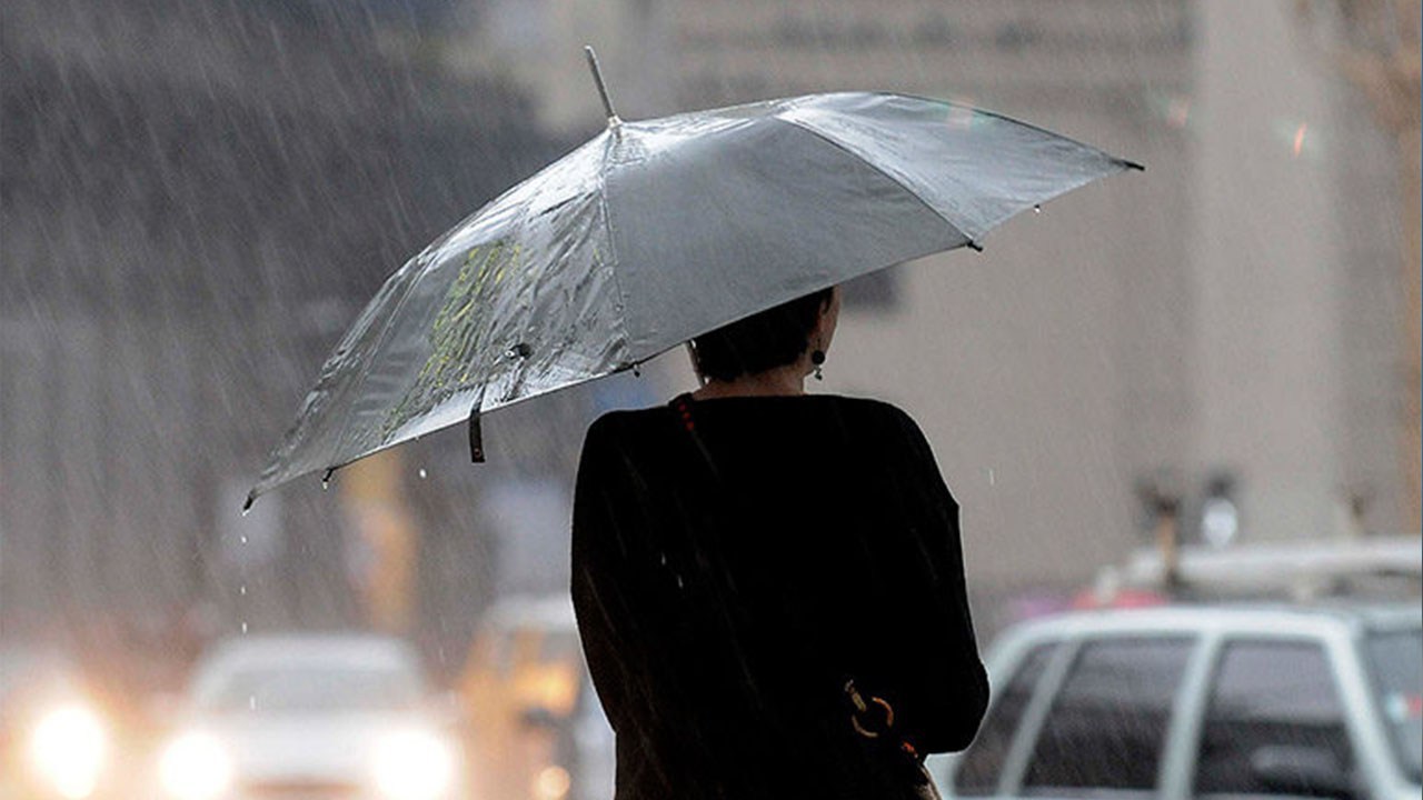 Vaguada y viento del este/noreste provocarán aguaceros y tronadas durante la tarde. Temperaturas permanecerán calurosas