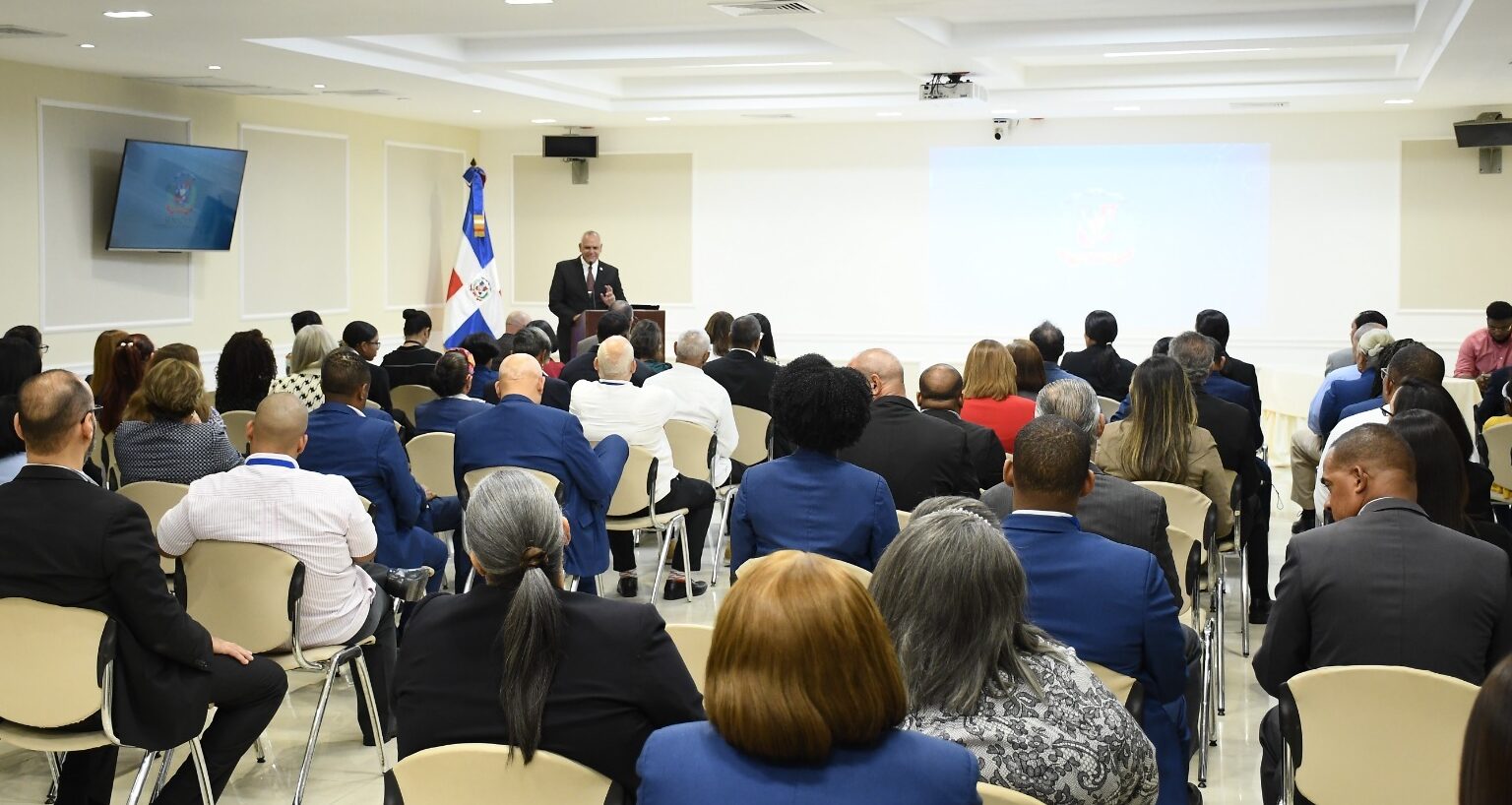 Senado continúa ciclo talleres y conferencias a sus colaboradores