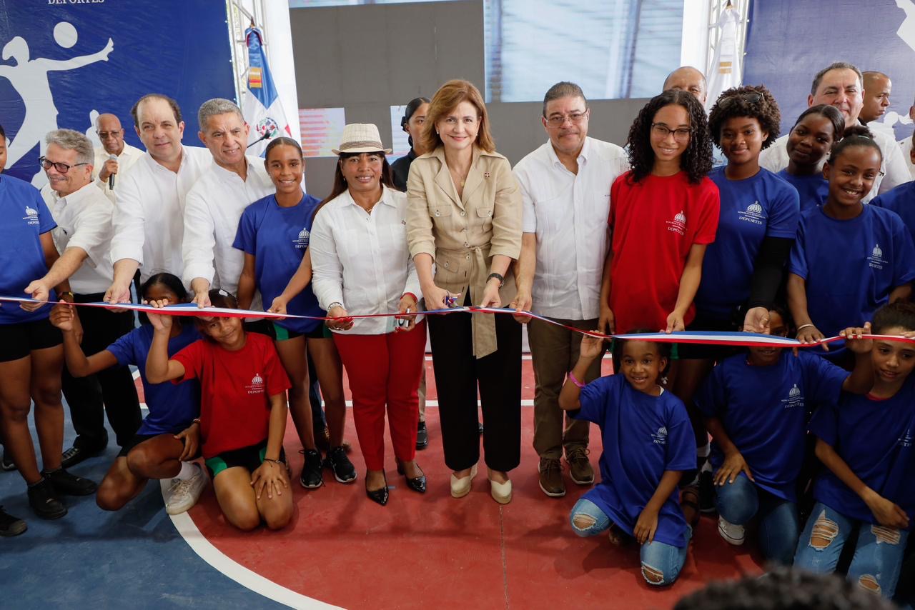 Vicepresidenta Raquel Peña entrega politécnico y obras deportivas en Neiba; también inaugura polideportivo en Independencia