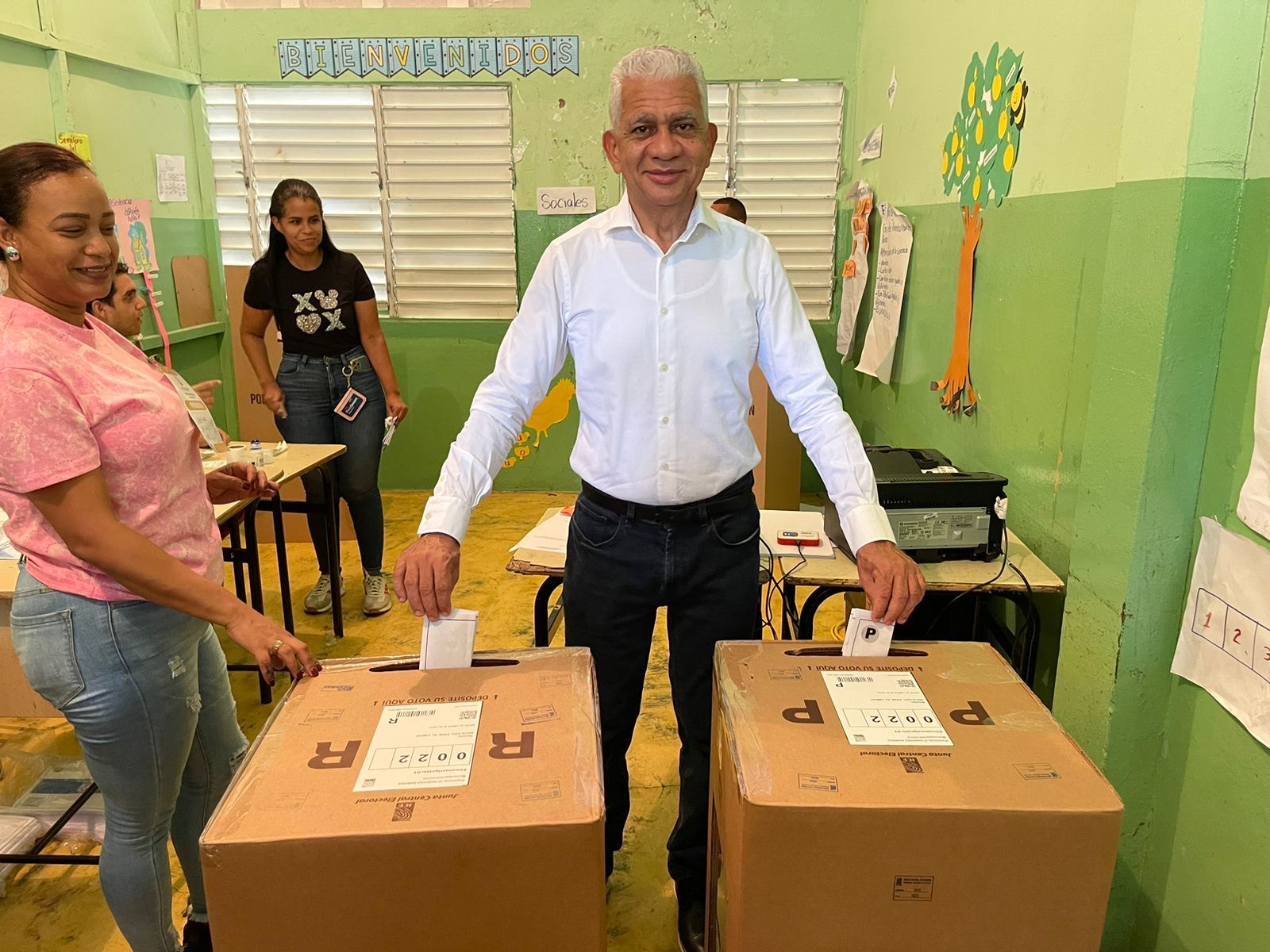 Ricardo de los Santos ejerce derecho al voto en primarias del PRM