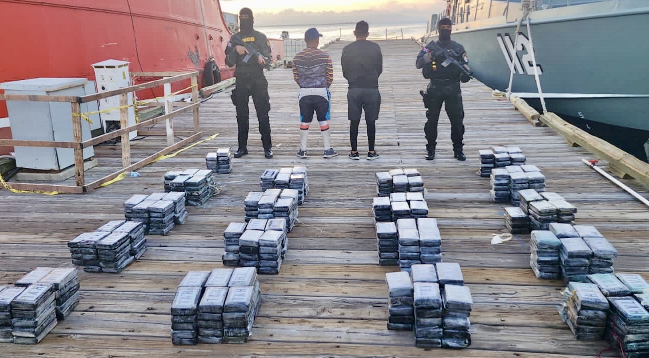 ATRAPAN OTRA LANCHA CON DOS VENEZOLANOS A BORDO Y 437 PAQUETES PRESUMIBLEMENTE COCAÍNA