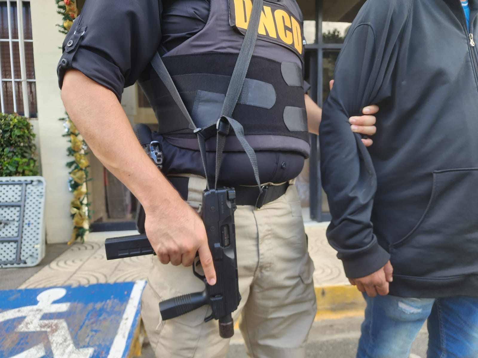MP y DNCD apresa a cinco personas vinculadas a cocaína decomisada en Río San Juan