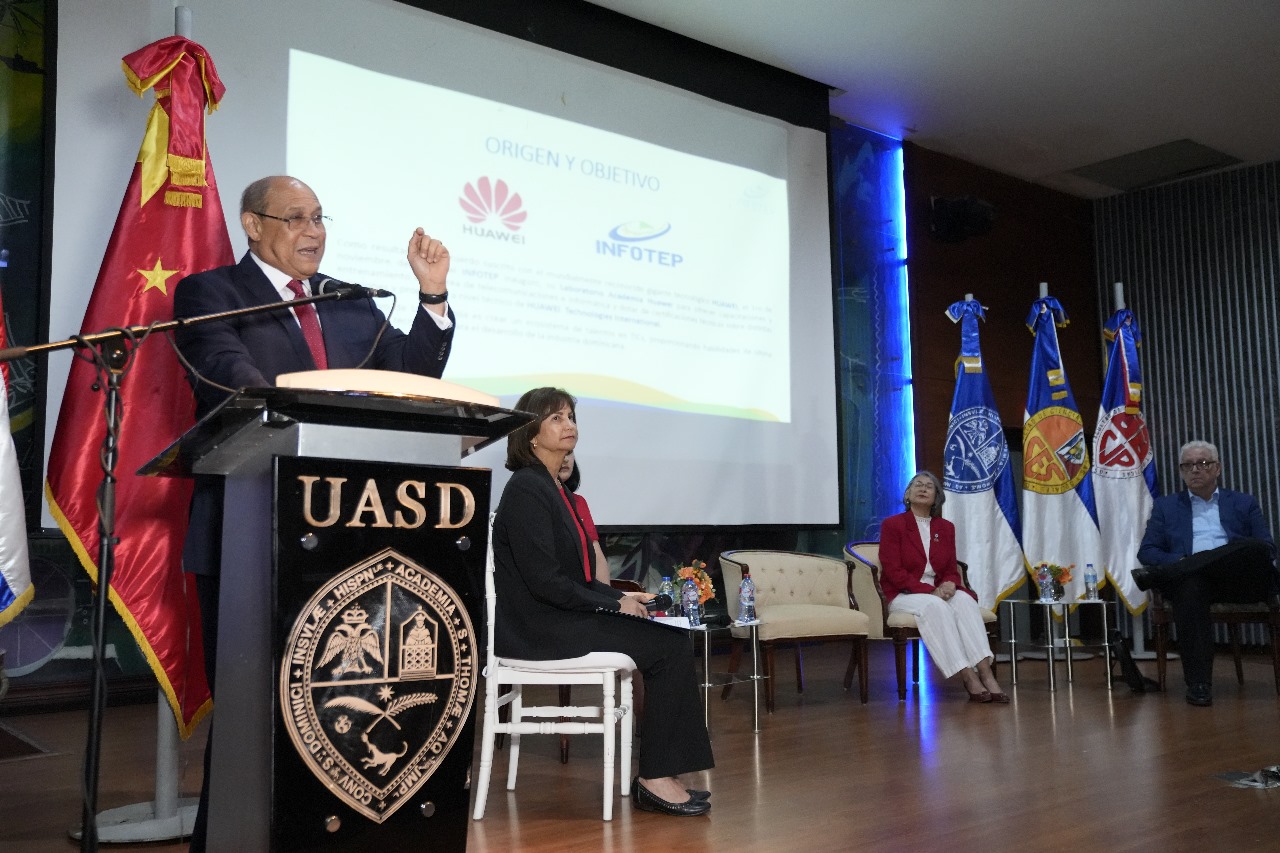 Santos Badía destaca impacto de entrenamientos en participantes de la Academia Huawei de INFOTEP