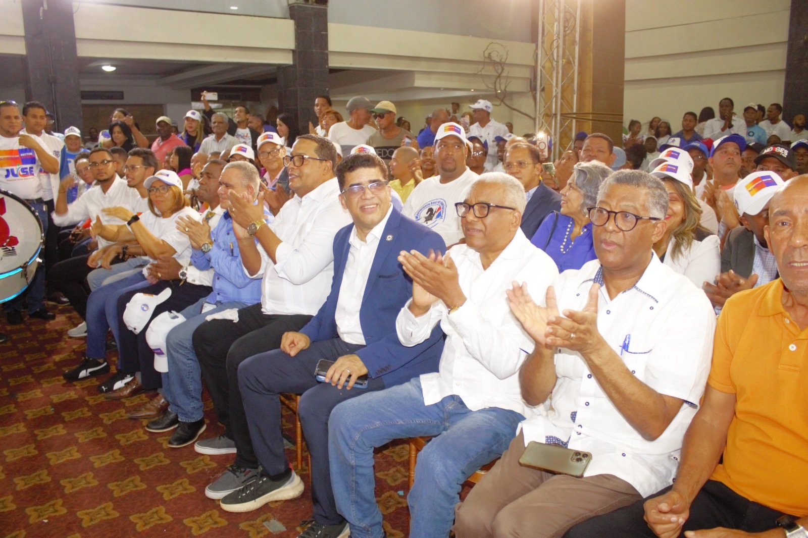Dío Astacio juramenta más de 100 movimientos en apoyo a su candidatura en el Sector Externo