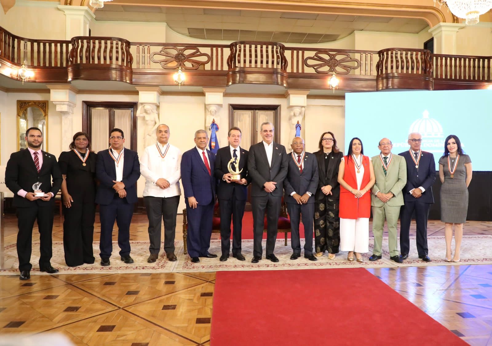 Presidente Abinader exhorta a servidores públicos y entidades estatales, seguir trabajando en aras de la calidad en la administración pública