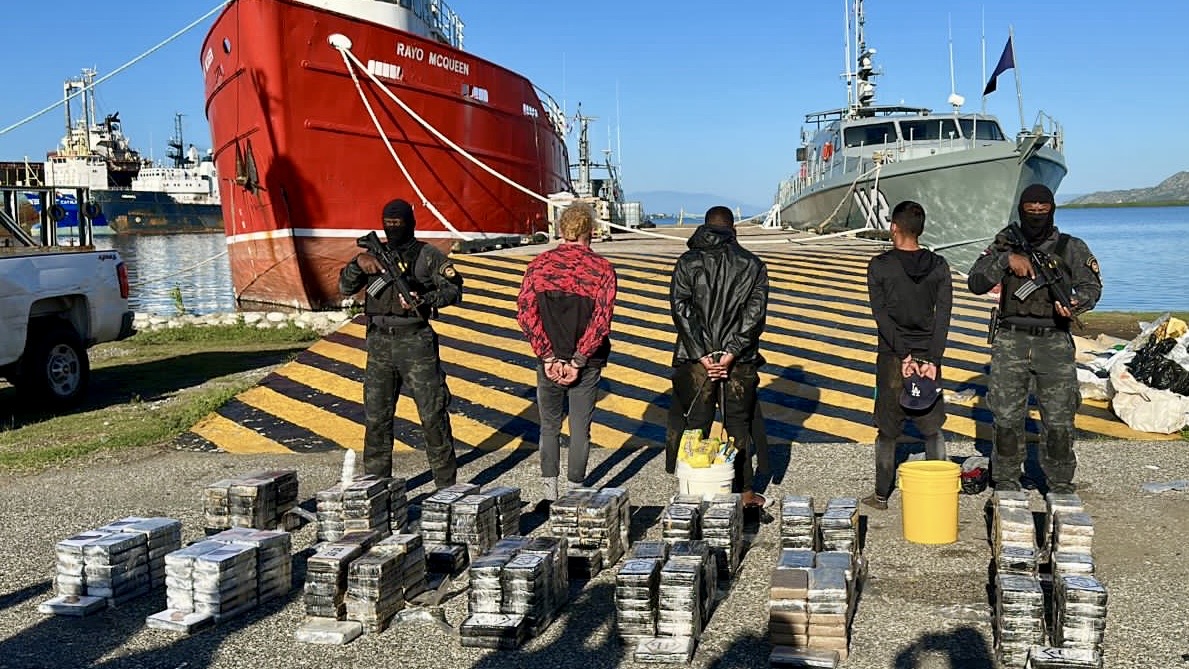 Interceptan otra lancha en Peravia y capturan tres con 355 paquetes presumiblemente cocaína