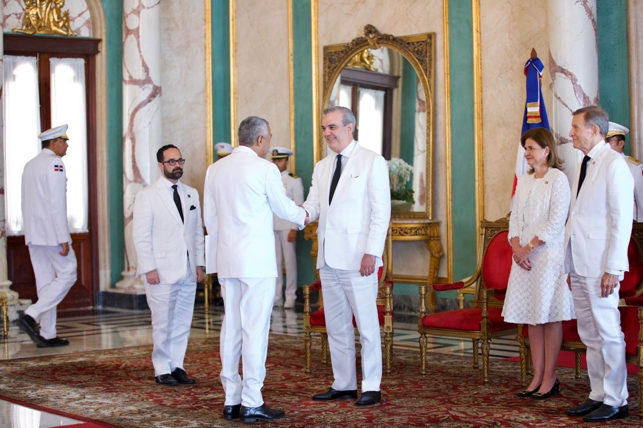 Presidente Abinader recibe cartas credenciales de seis nuevos embajadores