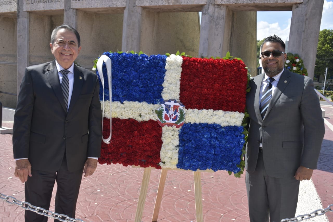 Senado deposita ofrenda floral en Monumento a los Constituyentes en San Cristóbal