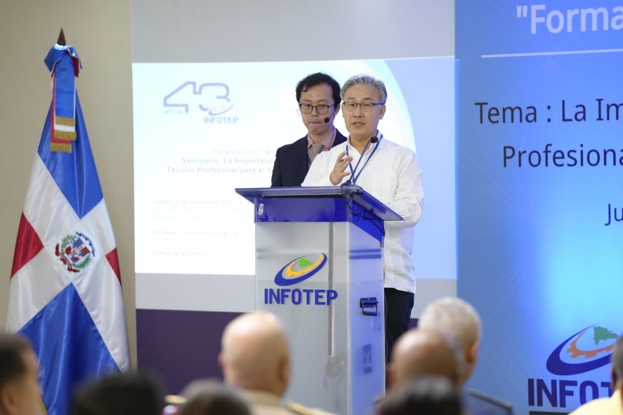 Embajador de la República de Corea dicta conferencia en INFOTEP