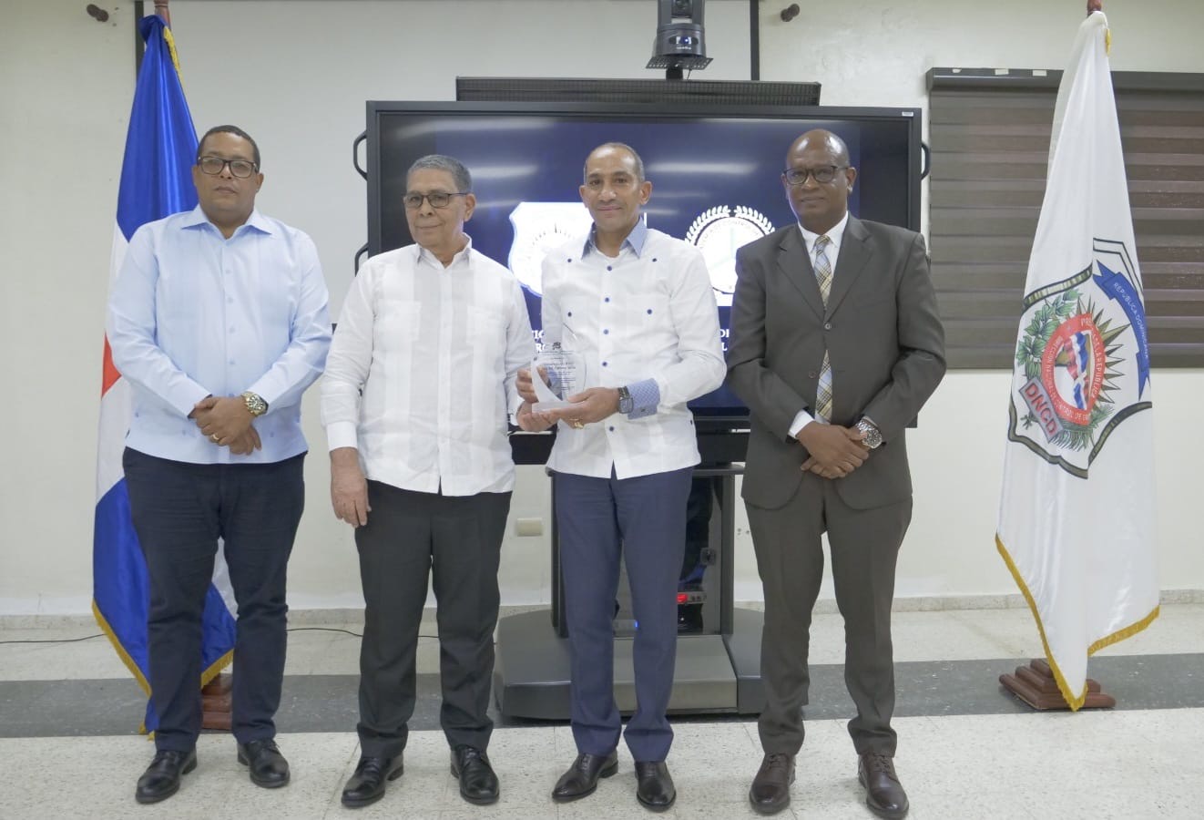 Hogar Crea reconoce trabajo del presidente de la DNCD Vicealmirante Cabrera Ulloa