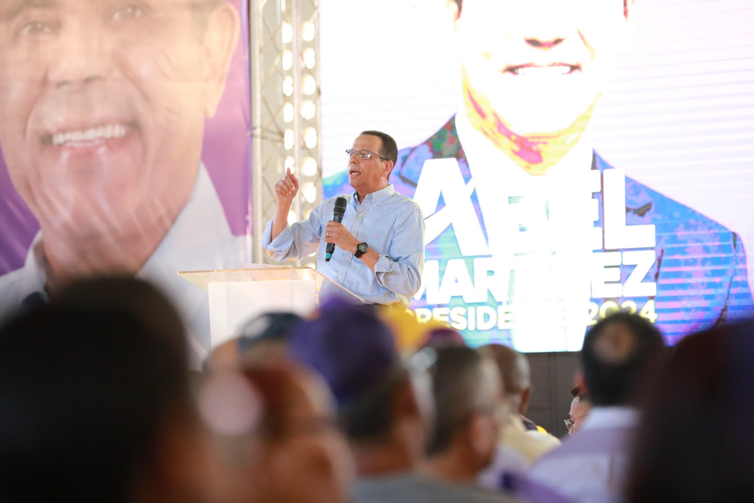 Santiago Exige un Senador Presente, No Ausente