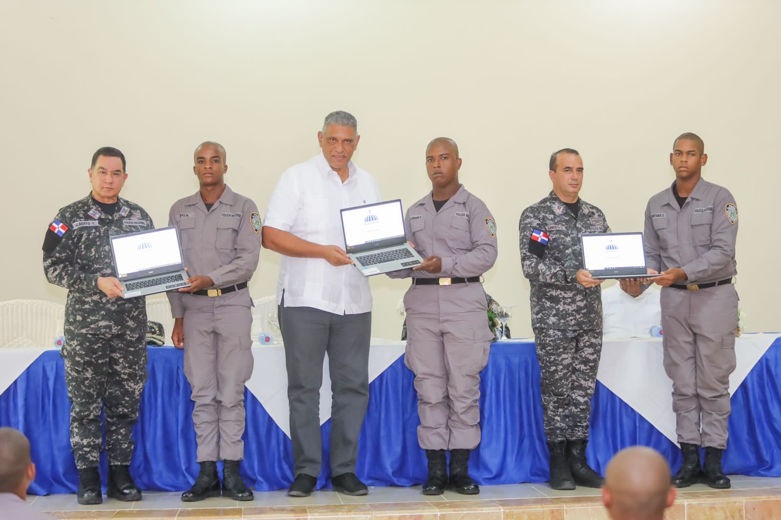 Interior y Policía entrega laptops a conscriptos como parte del compromiso de reforma educativa policial