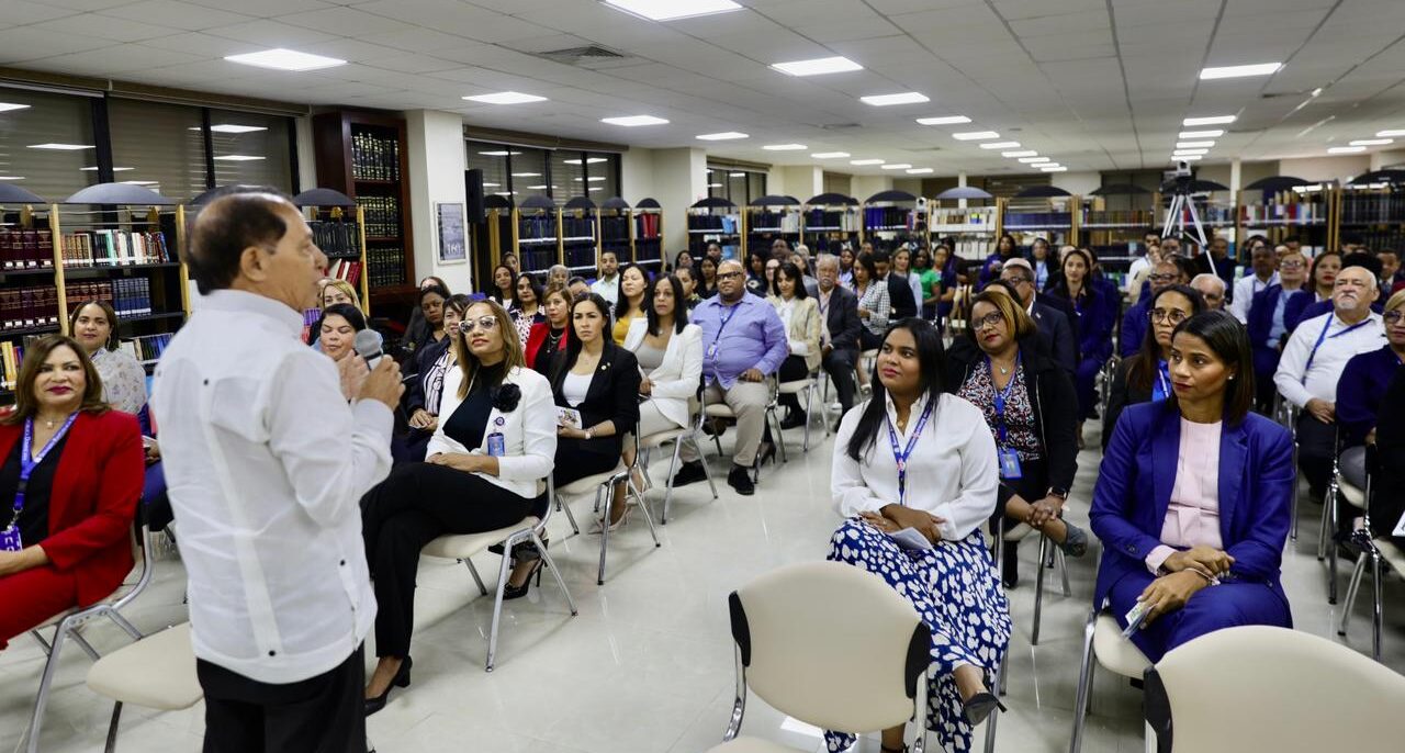 Psicólogo imparte a colaboradores del Senado la charla: “Con sabiduría y amor formo mi familia”