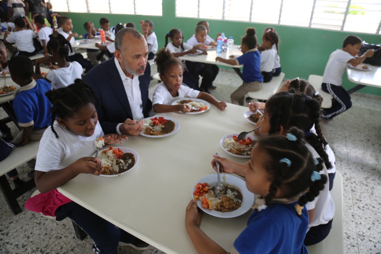 INABIE distribuye más de 229 millones de raciones de desayuno y almuerzo en el actual año escolar