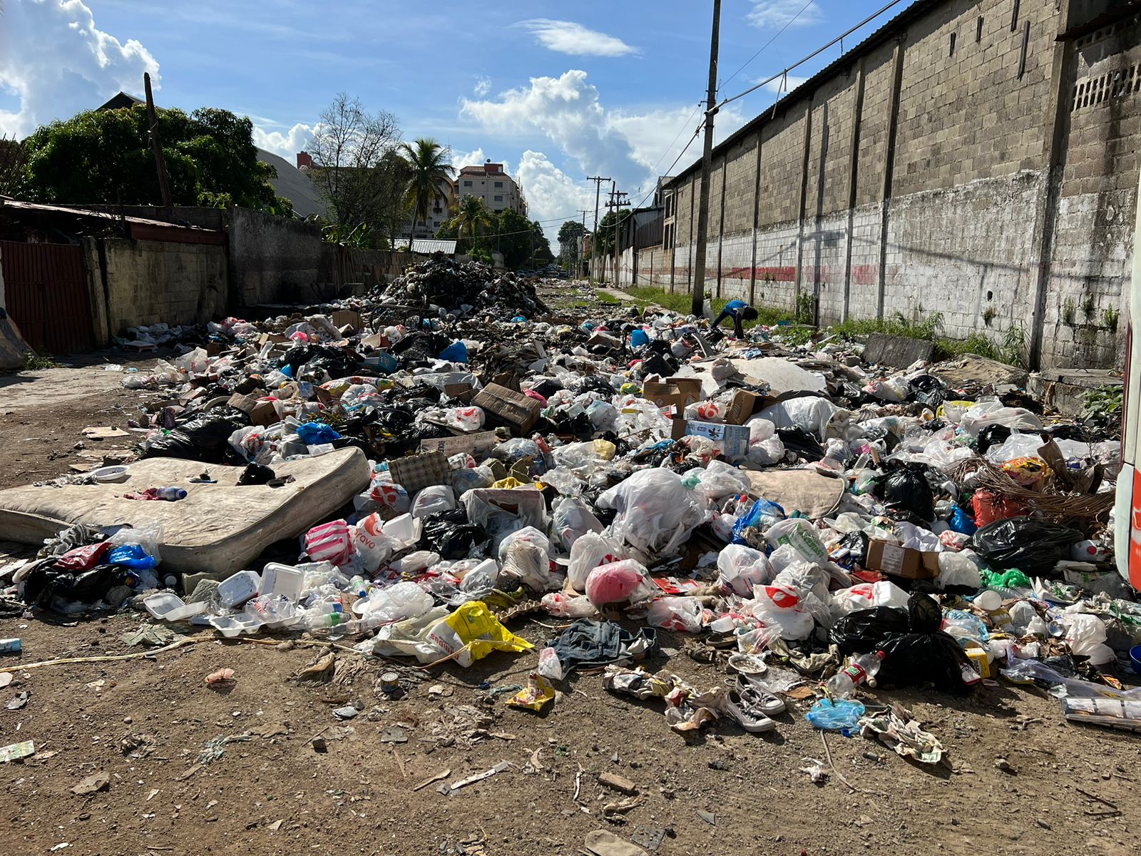 Tramo de la Calle Enríquez Cotubanamá en Santo Domingo Este Intransitable Debido a Vertedero Improvisado