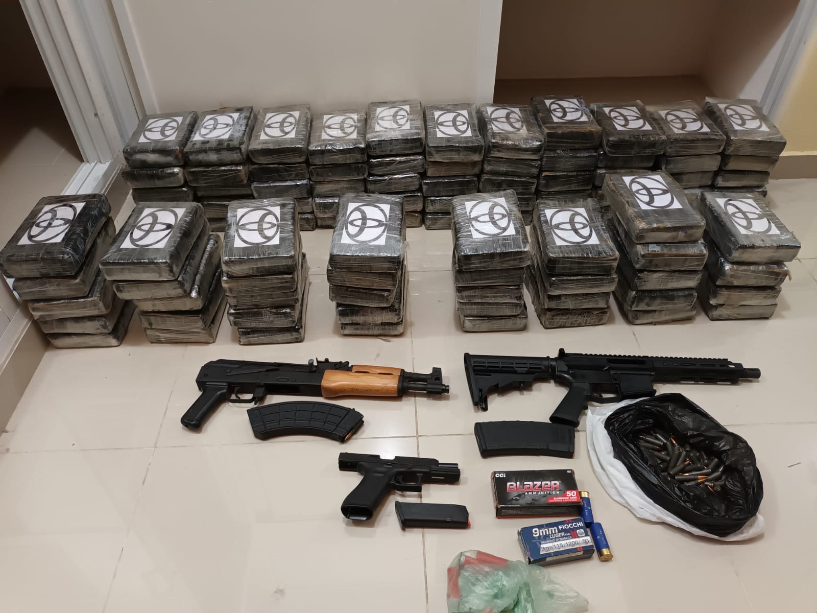 APRESAN TRES VINCULADOS DECOMISO DE 93 PAQUETES DE COCAÍNA EN SPM
