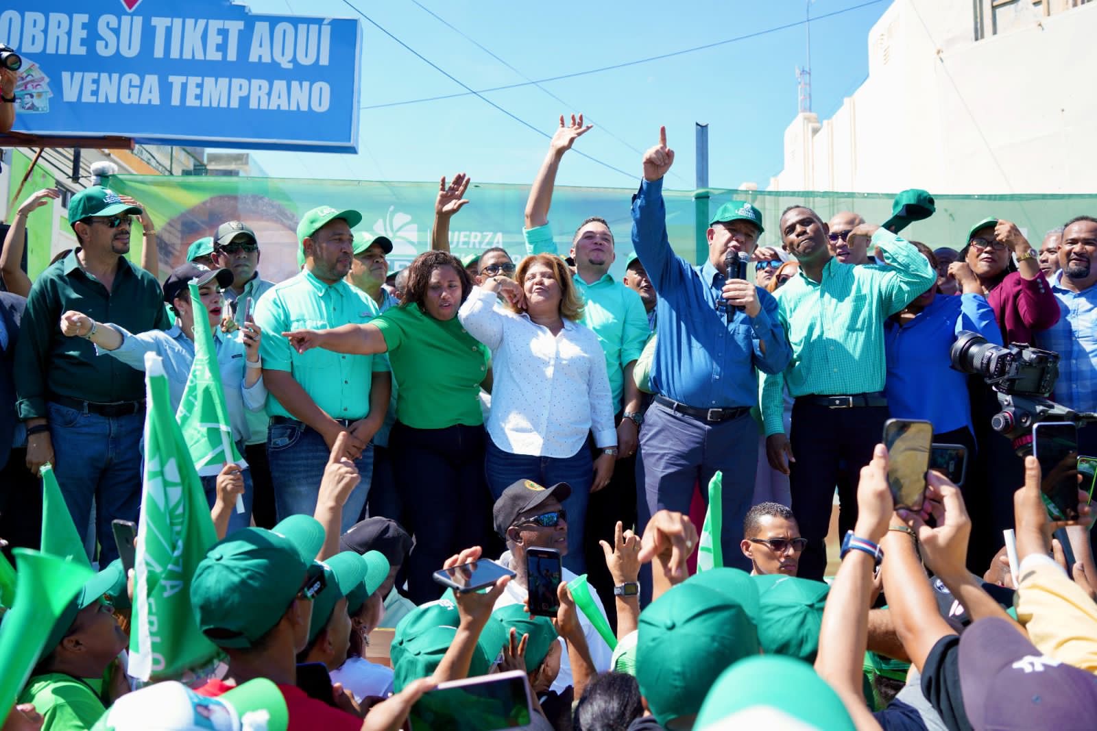 Ineficiencia del gobierno golpea clase trabajadora, comprueba Leonel en visita a ebanistería de Barahona