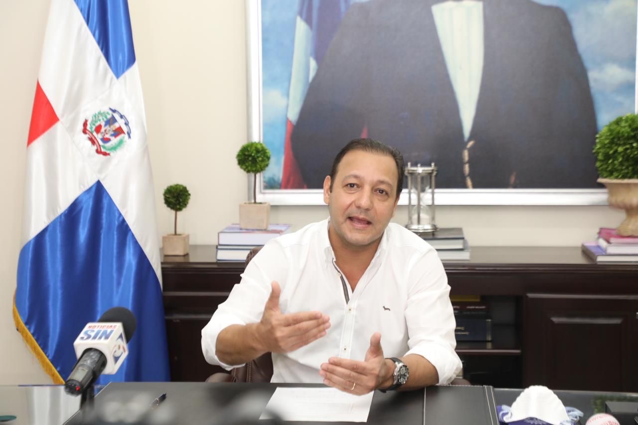 Abel Martínez denuncia secuestro de personal municipal y equipos de la alcaldía de Santiago por parte de la Policía Nacional