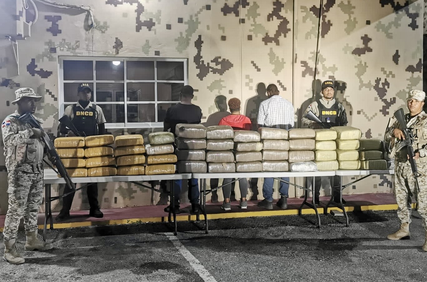 Cesfront y DNCD ocupan 499 libras de marihuana en Pedernales; apresan tres