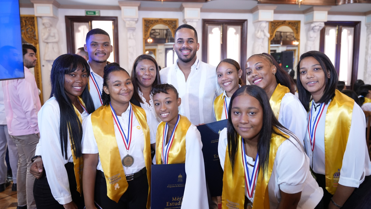 Ministerio de la Juventud otorgará becas a 150 estudiantes reconocidos con la «Excelencia Académica» por su gran desempeño