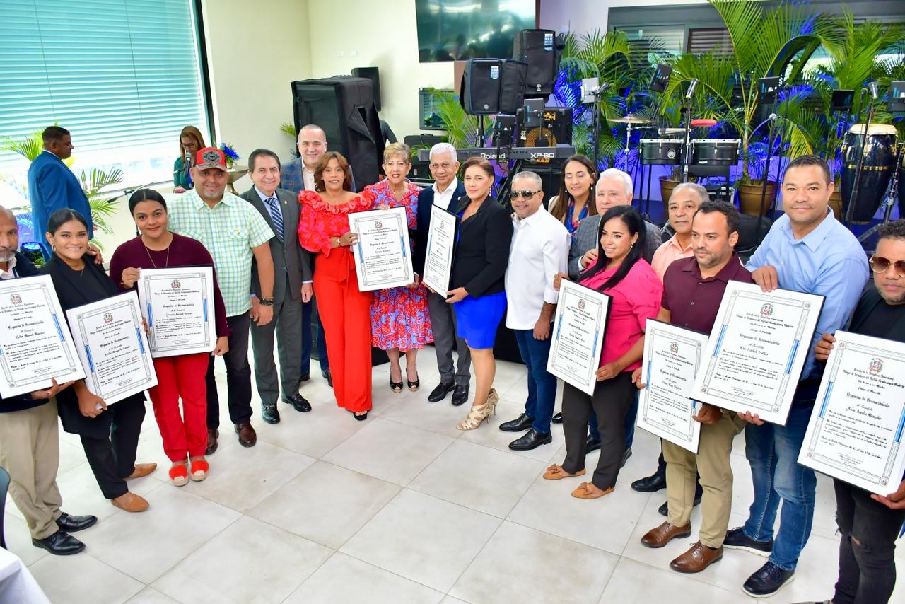 Bloque senadores del PRM reconoce periodistas que cubren la fuente por labor durante año 2023